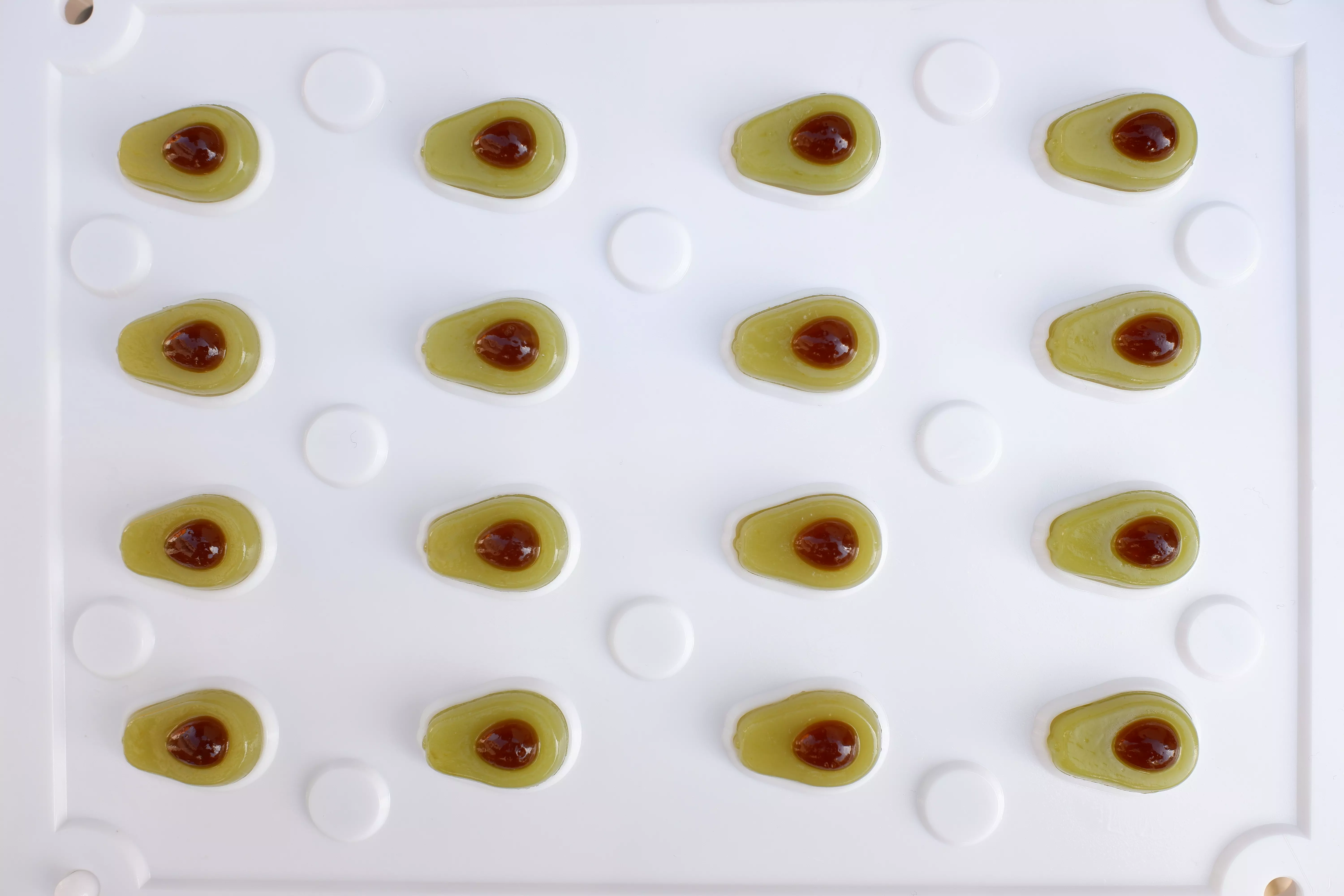 Dieses Bild zeigt in Formen gegossene Gummi- oder Geleewaren. Es veranschaulicht die Anwendung von Noreol, einem funktionalen Hilfsmittel zur Formbeölung